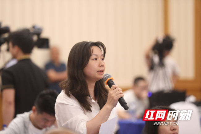 图为湖南交通频道记者提问